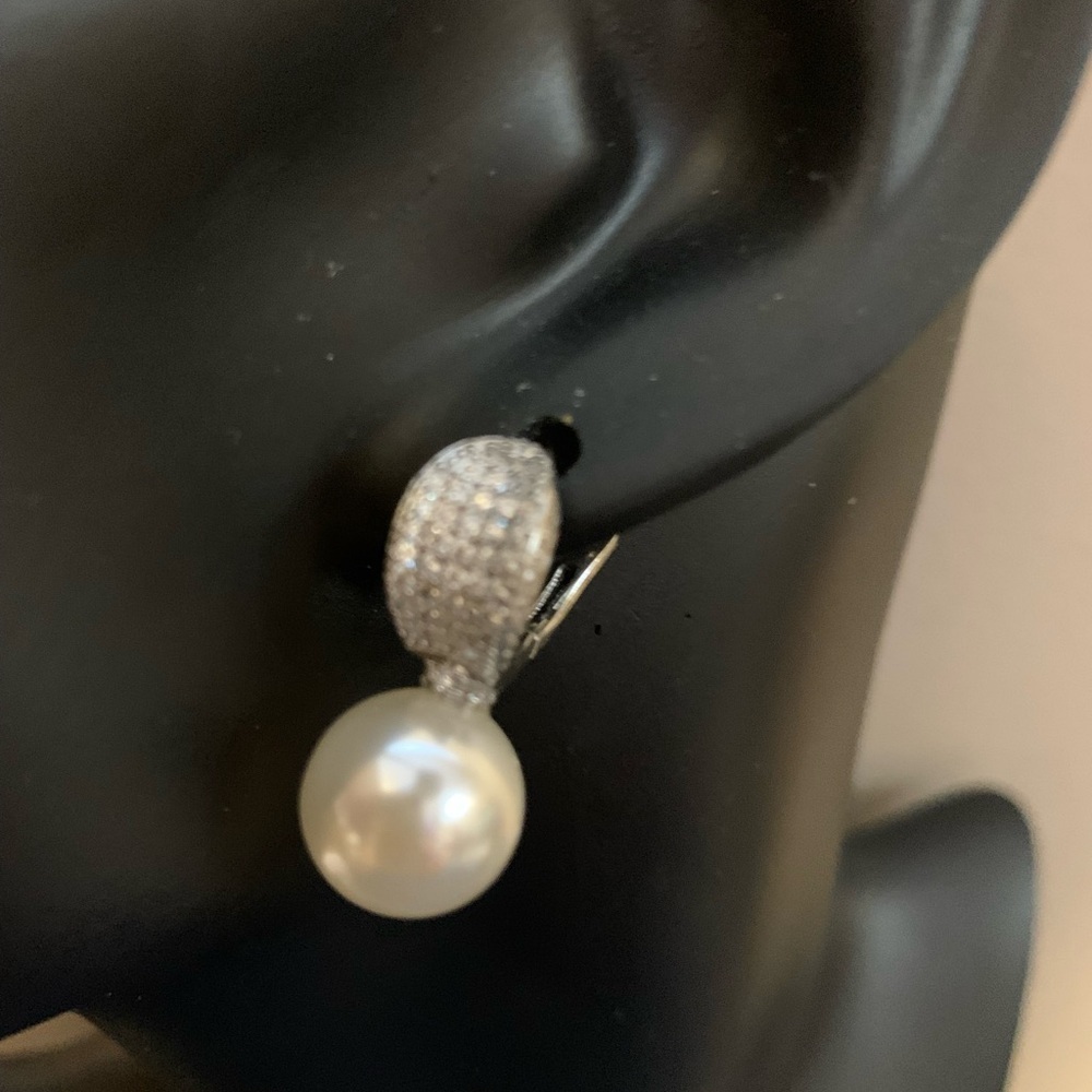 Pearl earring